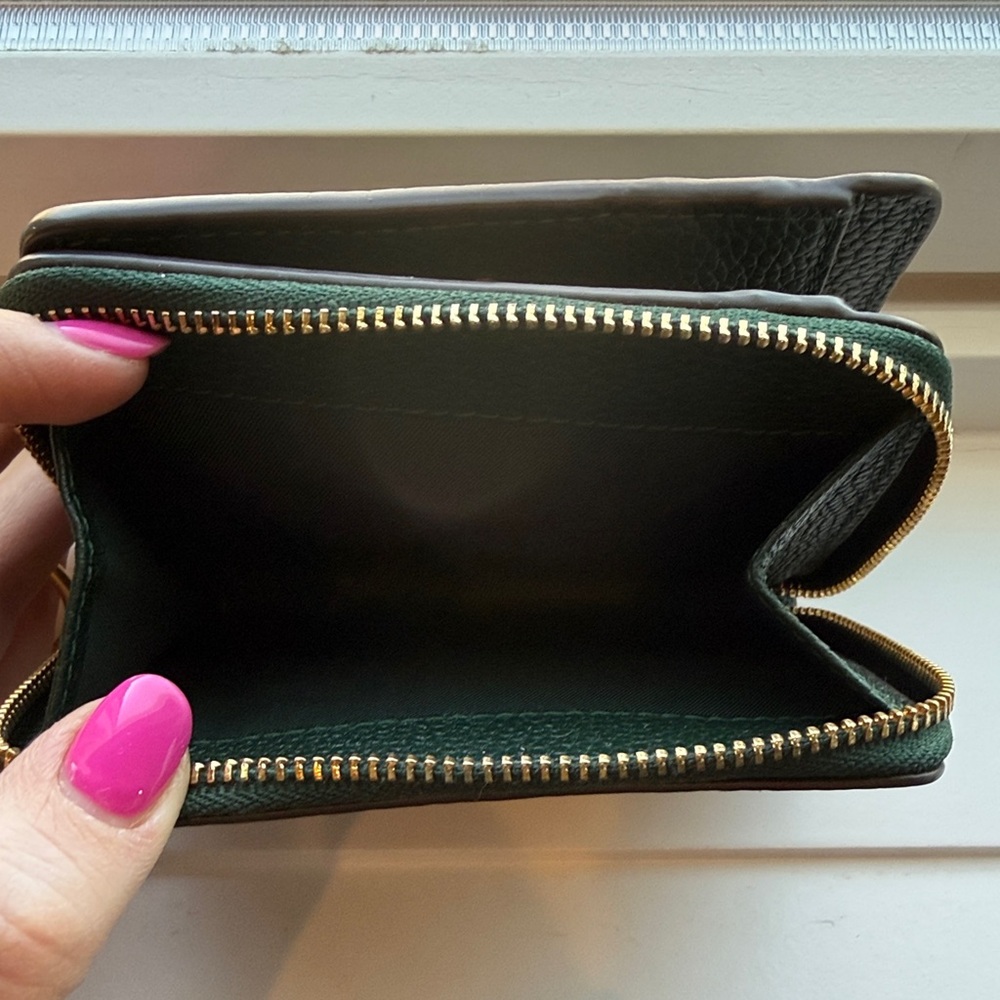 Tory Burch Embossed Pebbled Leather Compact Wallet in Forest Green - Picture 3 of 4